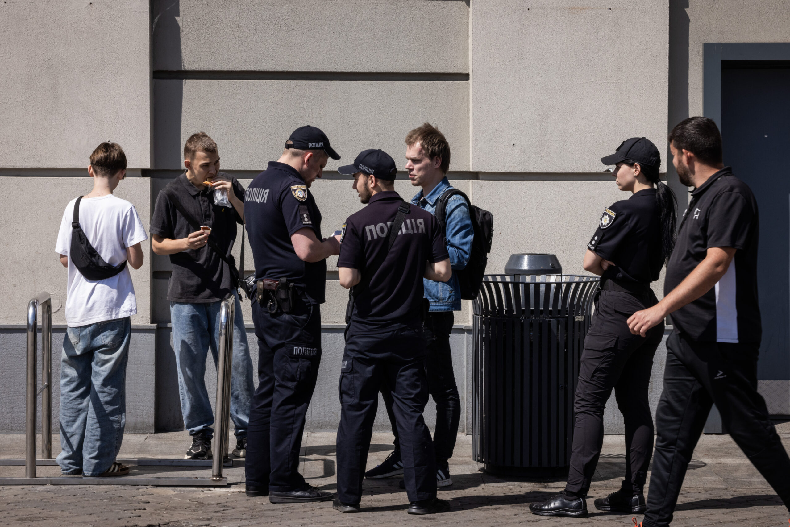 Agents de la policia revisen la documentació de civils en una estació de tren a Dnipro, Ucraïna, aquest maig (fotografia: Ed Ram/The Washington Post).