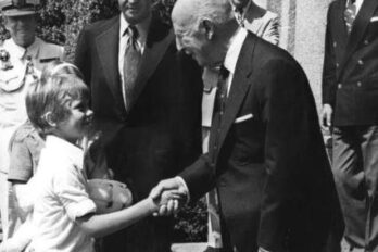 Felipe VI saludant Francisco Franco al Pazo de Meiràs en ocasió de les vancances que passaven junts