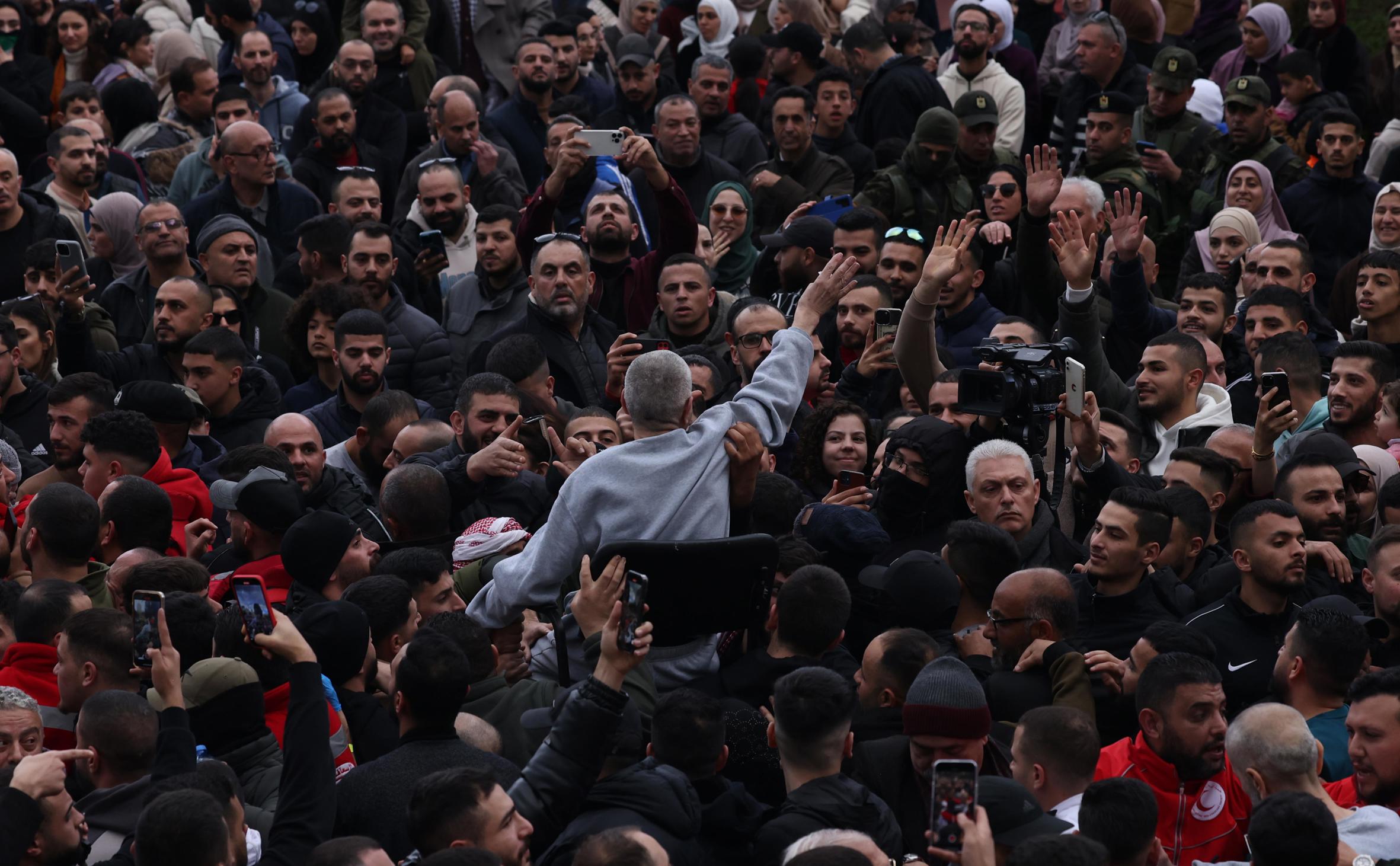 Un ex-pres palestí saluda amics i familiars a la sortida de la presó militar israeliana d'Ofer, dissabte proppassat (fotografia: Alaa Badarneh/Efe).