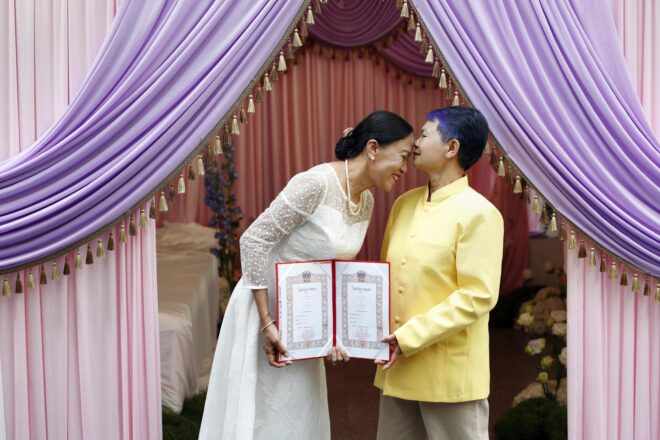 Centenars de parelles es casen a Bangkok el primer dia en vigor del matrimoni igualitari