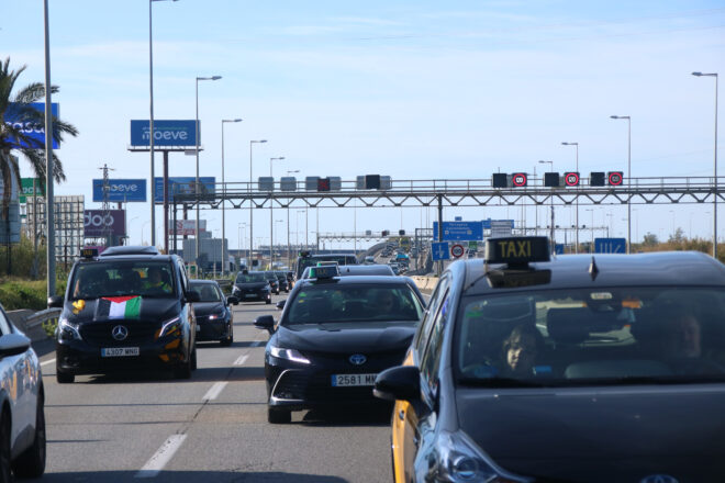 Taxistes en vaga: col·lapsen les rondes a Barcelona i protesten davant la delegació del govern espanyol a València