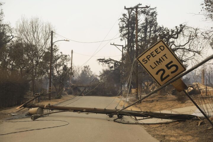 Torre elèctrica tombada pel vent en una de les zones d'Altadena afectades per l'incendi d'Eaton (fotografia: Allison Dinner/Efe).