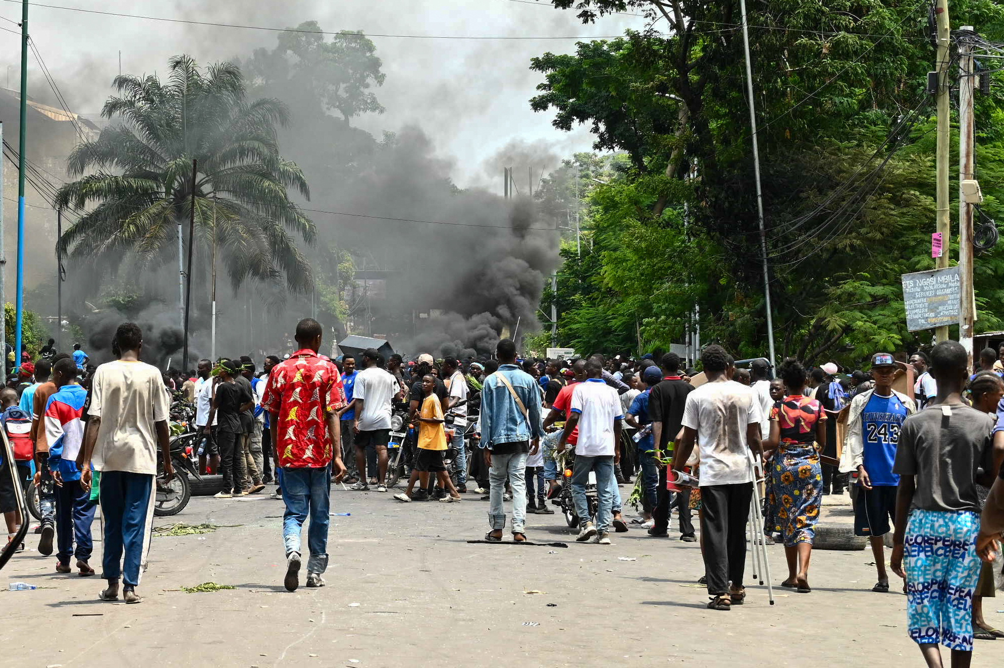 Manifestants protesten contra la inacció de la comunitat internacional i el suport de Ruanda a l'M23 ahir a Kinshasa, la capital de la República Democràtica del Congo (fotografia: Chris Milosi/Efe).