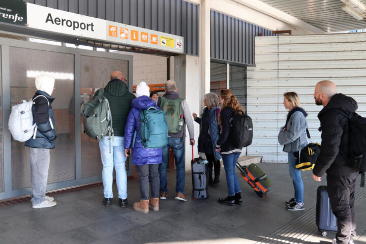 Acumulació de passatgers de l'aeroport del Prat que volen accedir a l'estació de Rodalies per arribar a Barcelona (fotografia: ACN / Gemma Sánchez).