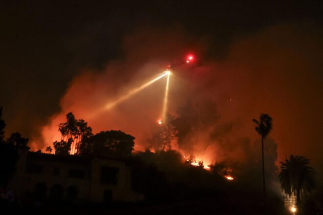 Augmenten a cinc els morts en els incendis descontrolats que assetgen Los Angeles