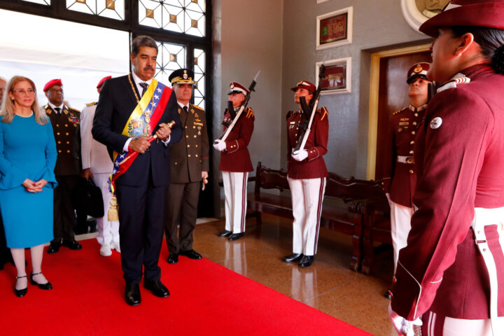 Maduro s'aferra al poder