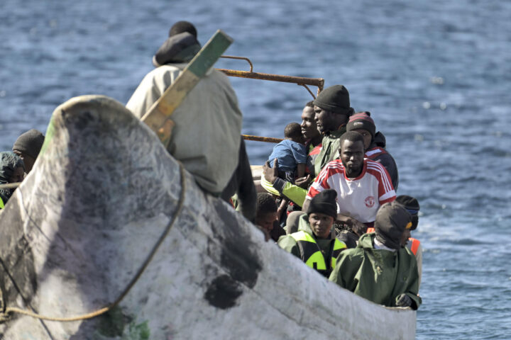 Imatge d'arxiu d'immigrants en una barcassa (fotografia: EFE/Gelmert Finol).