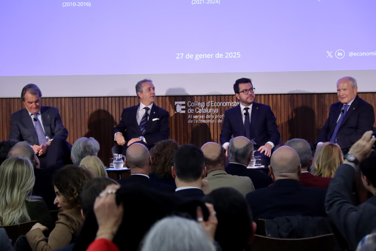 Els expresidents Artur Mas, Pere Aragonès i José Montilla, aquest dilluns en una taula rodona al Col·legi d'Economistes (fotografia: ACN / Nico Tomás).