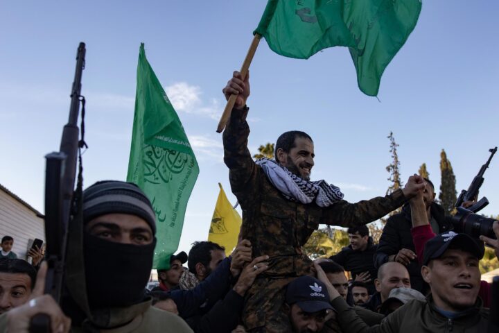 Militants armats palestins celebren als carrers de Khan Younis el retorn a Gaza de presos, alliberats per Israel com a part de l'acord d'alto el foc, el cap setmana passat (fotografia: Haitham Imad/Efe).