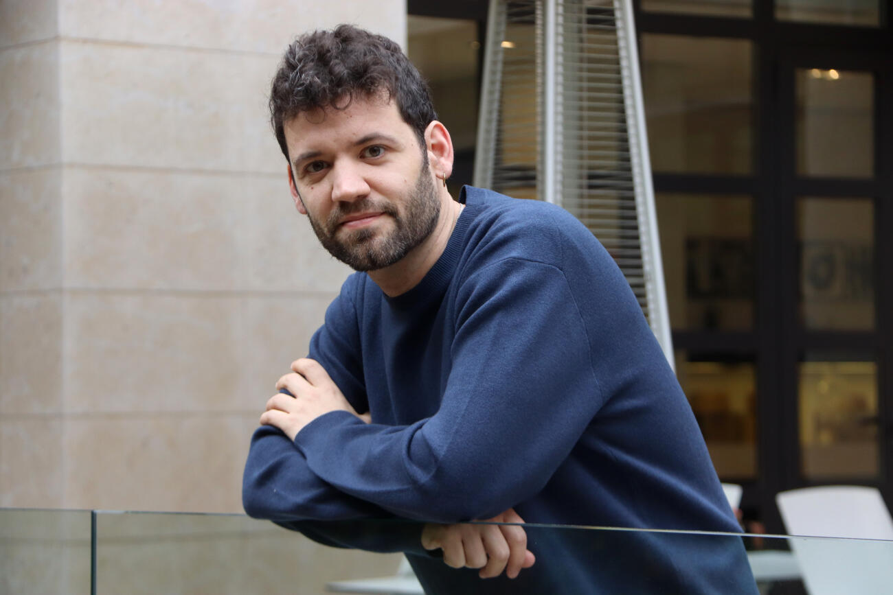 Arià Paco, guanyador del desè premi Llibres Anagrama amb la novel·la 'Teoria del joc'.