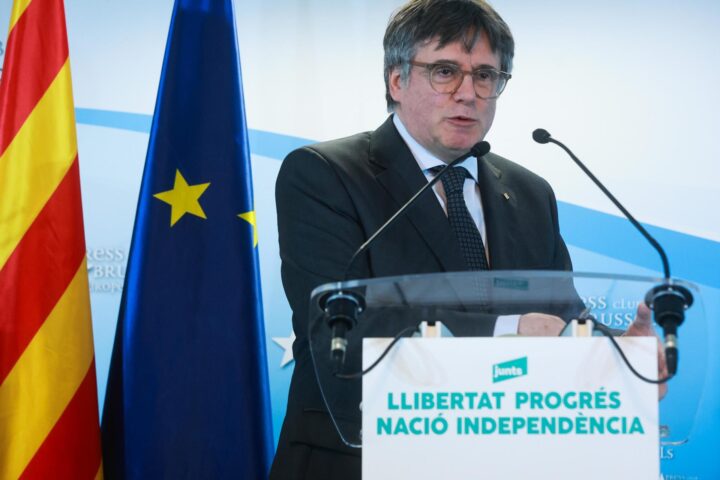 Jordi Turull, Carles Puigdemont i Míriam Nogueras, en la reunió de la permanent de Junts al Press Club de Brussel·les (Fotografia: Nico Tomás / ACN)