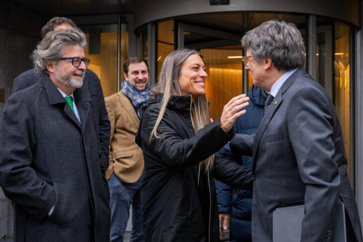 Míriam Nogueras i Carles Puigdemont, divendres passat, a Brussel·les (Fotografia: EFE)