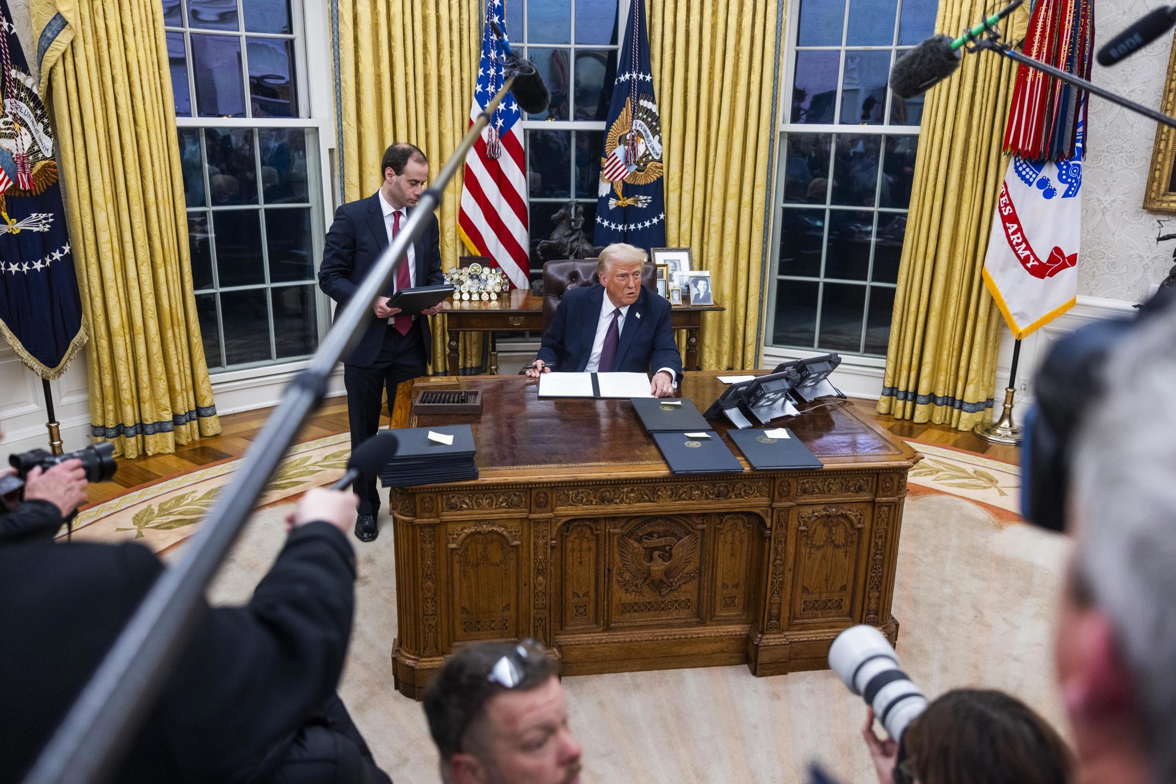 Trump, durant un moment de la cerimònia de signatura de les ordres executives al Despatx Oval de la Casa Blanca (fotografia: Jim Lo Scalzo/Efe).