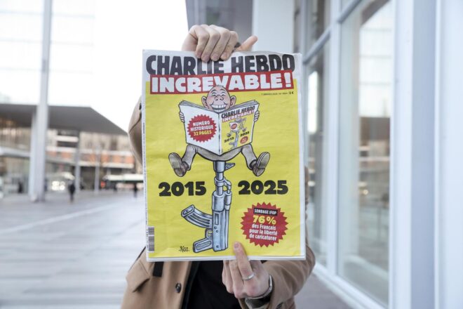 Deu anys després, Charlie Hebdo és ben viu i contesta amb un número especial contra la religió