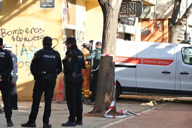 Crits de “assassins” contra les autoritats al lloc de l’accident a Benetússer