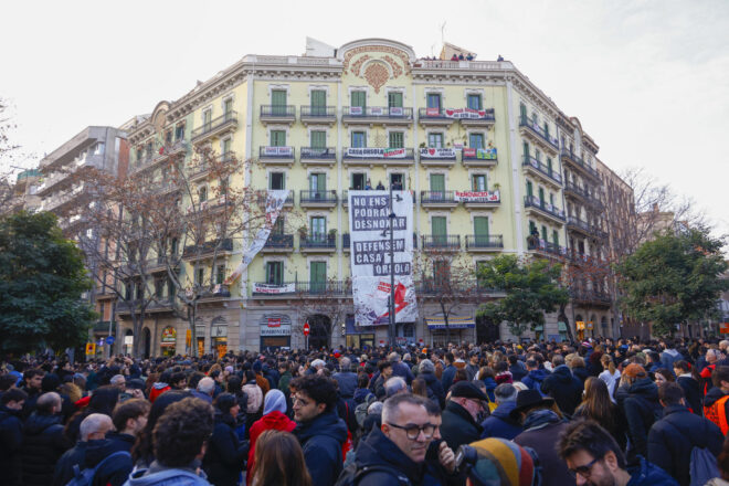 Centenars de persones es concentren a la Casa Orsola per evitar el desnonament d’un veí