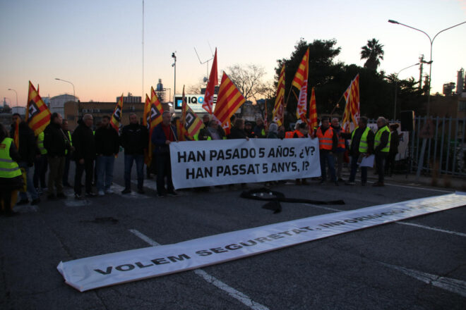 Desenes de persones homenatgen les víctimes d’IQOXE en el cinquè aniversari de l’explosió