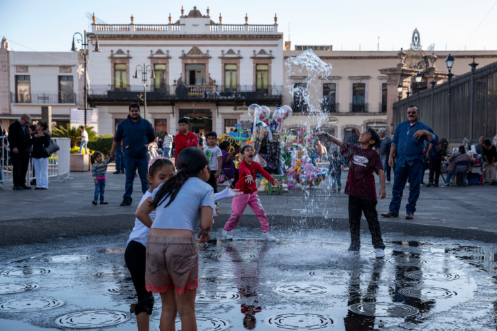 Un grup de nens juga en una plaça de Morelia, la capital de l'estat de Michoacán (fotografia: Stephania Corpi Arnaud/The Washington Post).