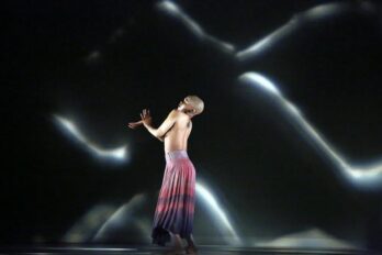 Dada Masilo, en un moment del ballet ‘El sacrifici’, a partir d’un ballet de Pina Bausch. Fotografia: Andrea Mohin.