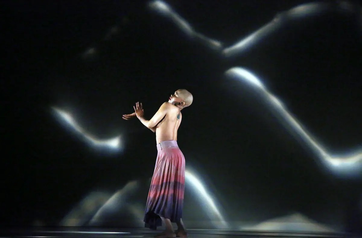 Dada Masilo, en un moment del ballet ‘El sacrifici’, a partir d’un ballet de Pina Bausch. Fotografia: Andrea Mohin.