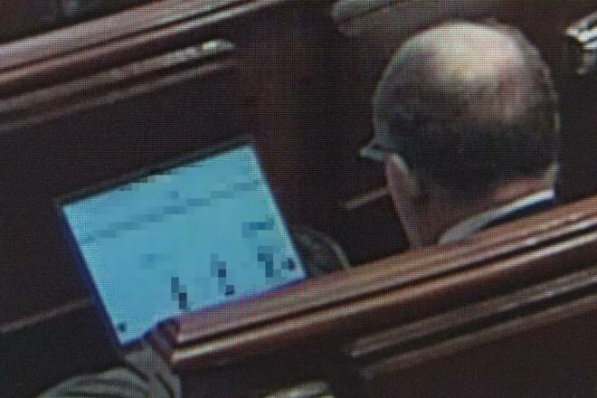 Enxampen un regidor del PP de València comprant vi en ple debat d’una moció de la gota freda