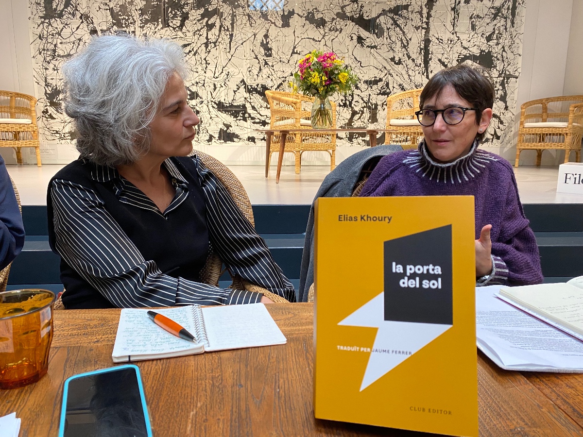 A l'esquerra, l'editora Maria Bohigas i, a la dreta, l'arabista i traductora Luz Gómez.