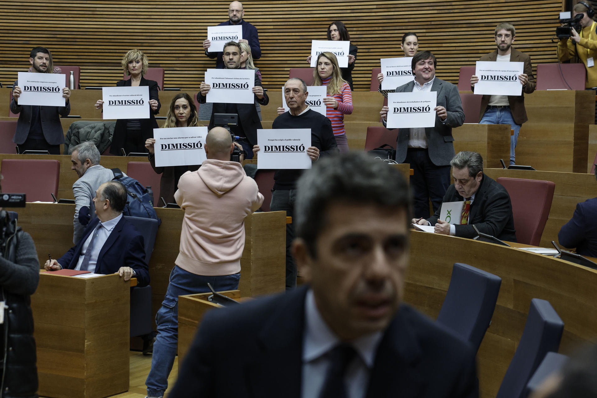 Els diputats de Compromís demanen la dimissió de Carlos Mazón en el ple del mes de gener