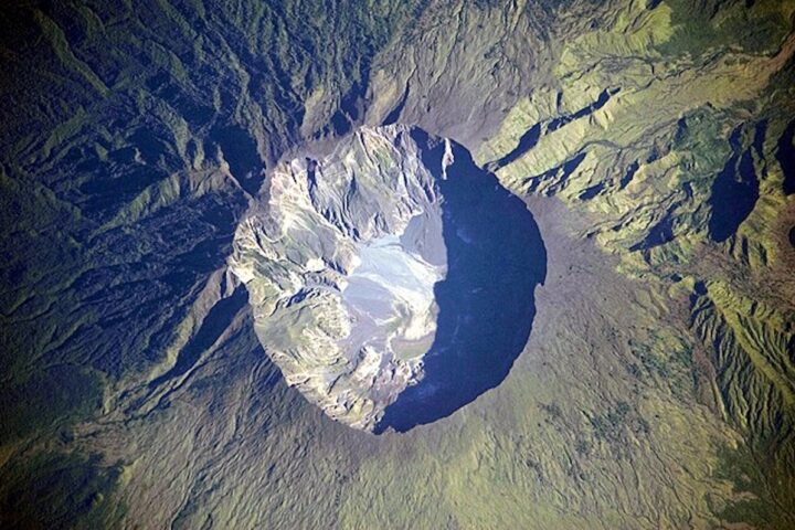 La caldera del volcà del mont Tambora, en una illa d’Indonèsia, de 8 km de diàmetre