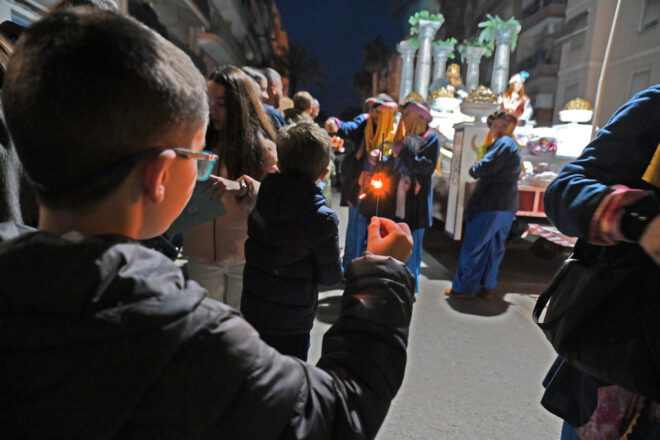 [RECULL FOTOGRÀFIC] La il·lusió dels infants il·lumina la fosca nit de Reis a Paiporta