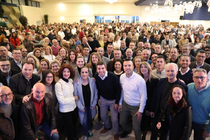 La fotografia de grup de l'acte d'Alzira de Carlos Mazón amb els batlles del PP afectats per la gota freda (fotografia: xarxes socials del Partit Popular).