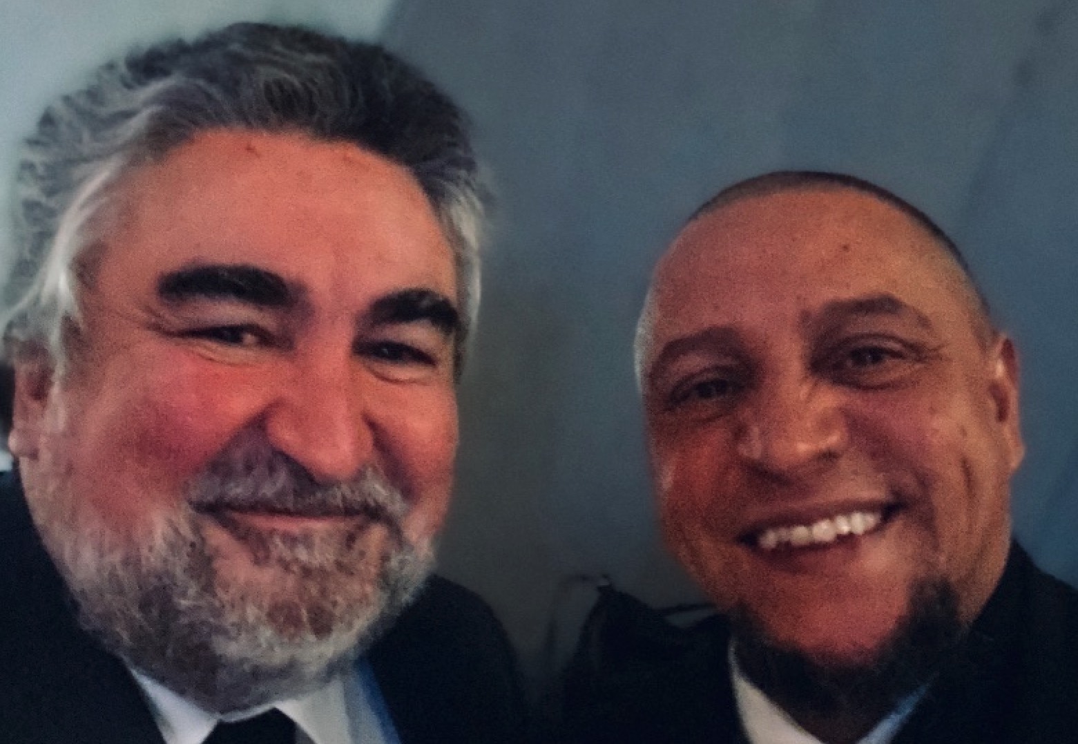 José Manuel Rodríguez Uribes en una fotografia amb l'ex-lateral del Madrid Roberto Carlos