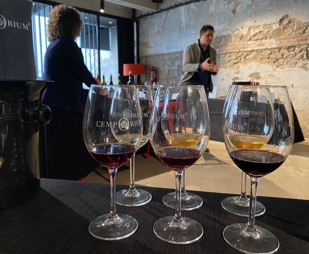 La periodista Ruth Troyano conversant amb el sommelier Massimo Cesca sobre vins volcànics d'Itàlia.