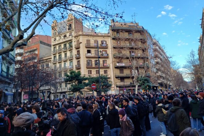 Un centenar de persones passen la nit prop de la Casa Orsola per evitar el desnonament d’un veí