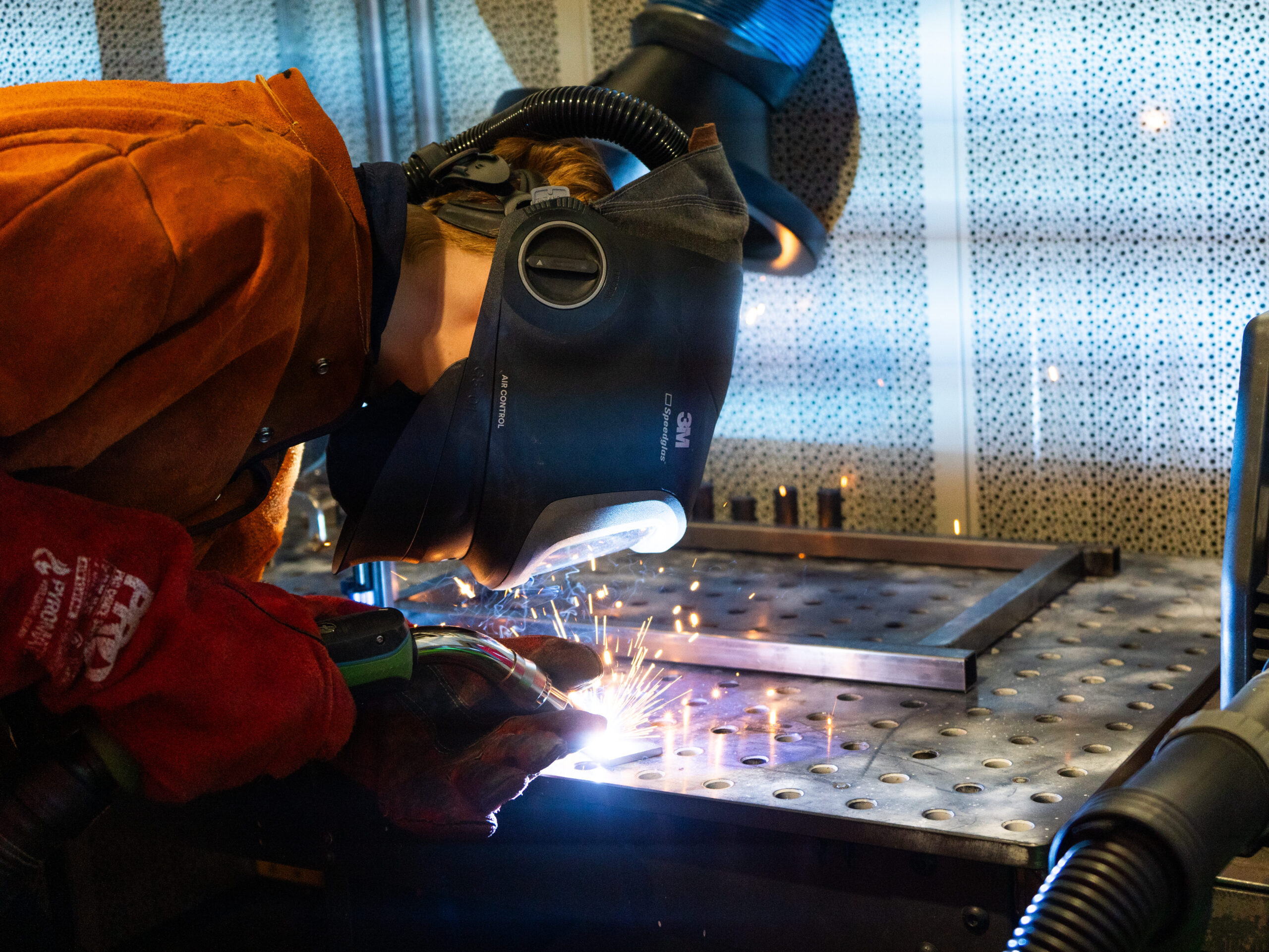 Un estudiant solda una peça al taller l'Institut Tècnic de Findon, a Adelaide, un dels centres que formen part del programa educatiu de l'AUKUS (fotografia: Michael E. Miller/The Washington Post).