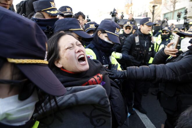 Caos a Corea del Sud: enfrontaments entre agents anticorrupció i de seguretat impedeixen la detenció de Yoon