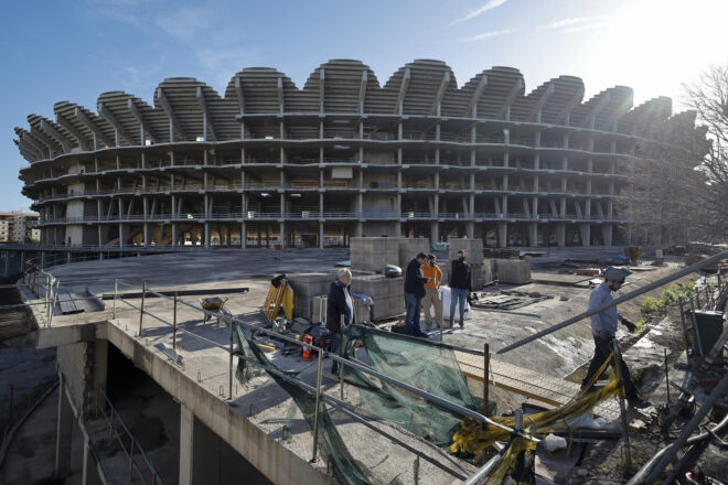 El PSPV i Compromís exigeixen garanties a Lim en la represa de les obres del Nou Mestalla