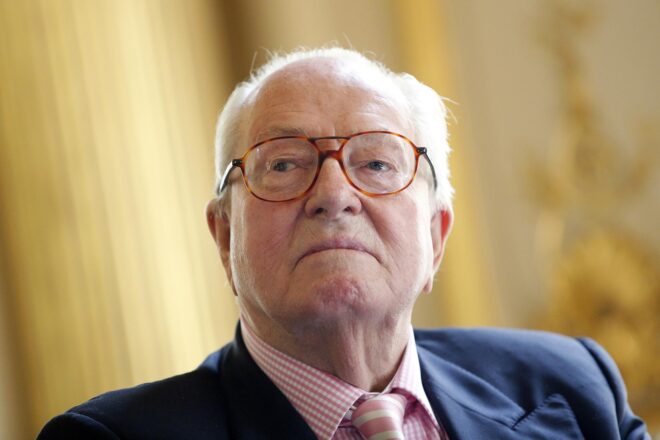 Profanen a cops de massa la tomba de Jean-Marie Le Pen