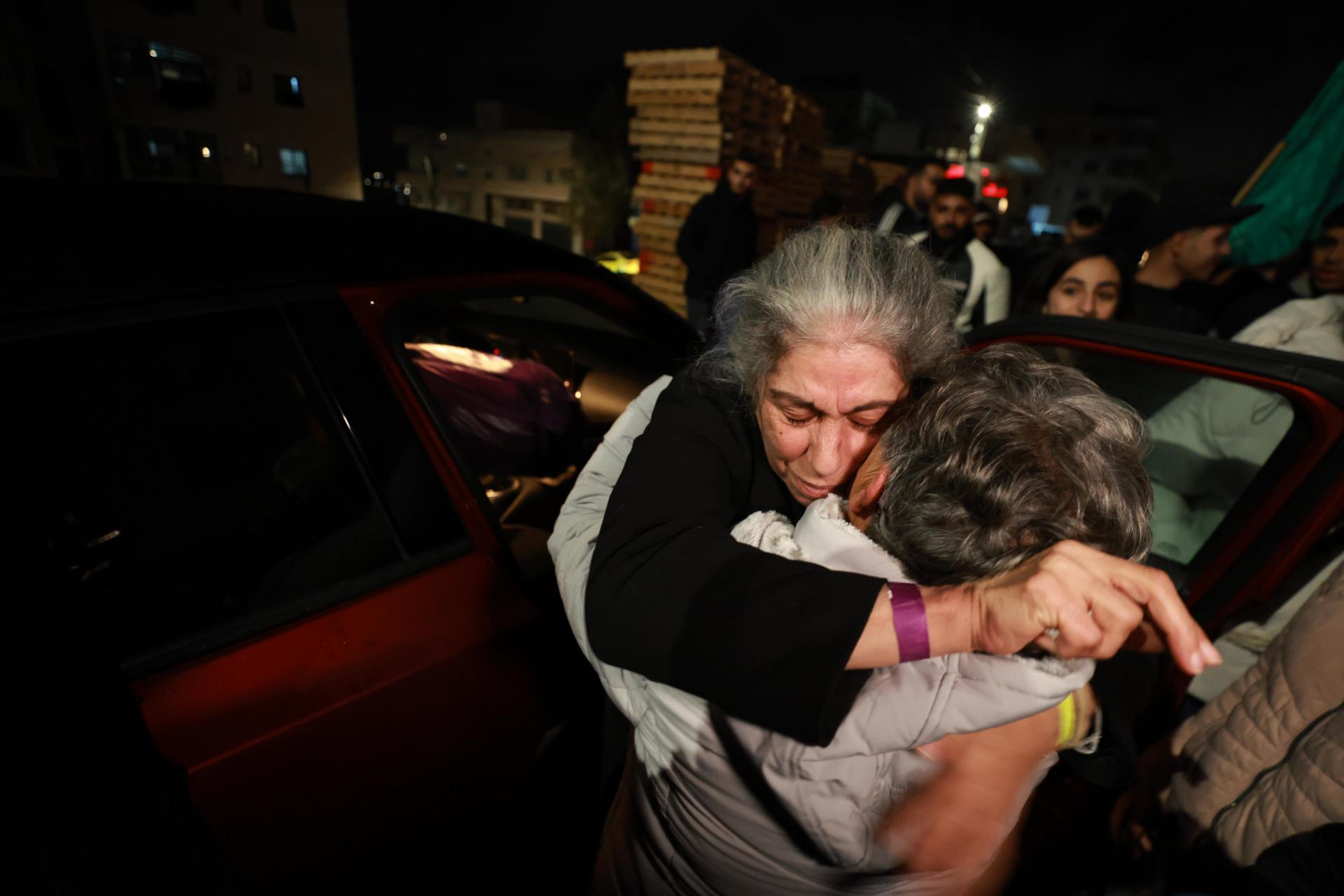 Khalida Jarrar, diputada i dirigent del Front Popular d'Alliberament de Palestina és rebuda per la família a Ramal·lah, després de ser alliberada per Israel (fotografia: Alaa Badarneh).