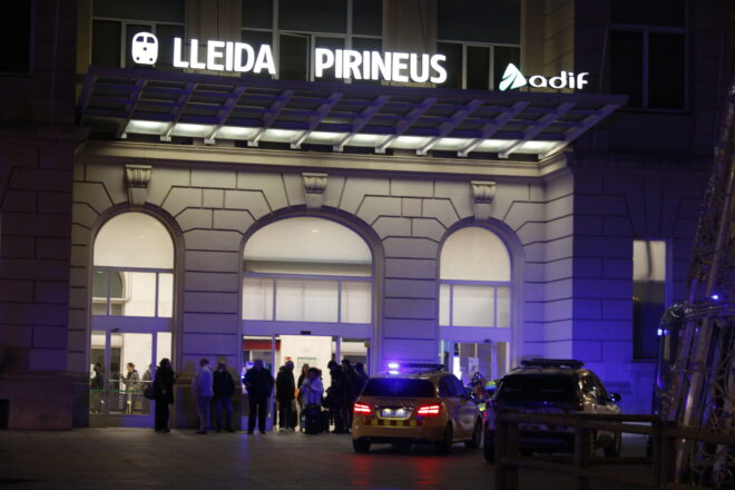 Un mort i un ferit greu després de caure sobre un tren a l’estació de Lleida