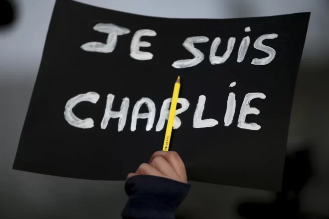 Deu anys després, Charlie Hebdo és ben viu i contesta amb un número especial contra la religió