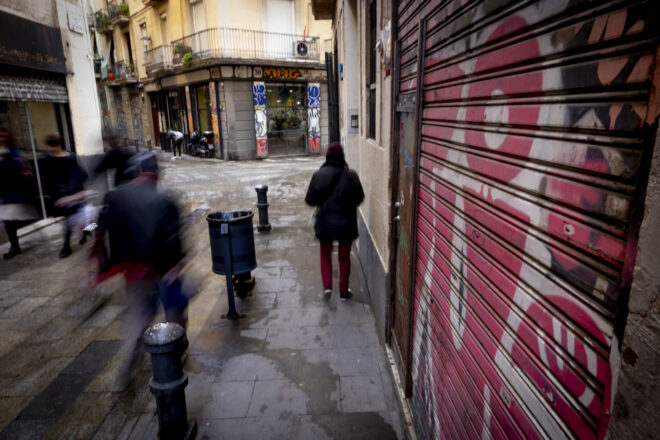 “És una ruïna”: la impotència i el malestar de comerciants del Raval amb els narcopisos