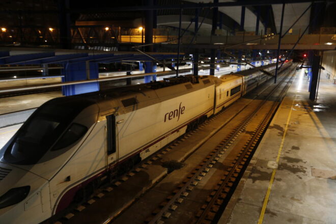 El jove mort dalt d’un tren a Lleida s’hi va enfilar des de l’andana, segons la hipòtesi dels Mossos