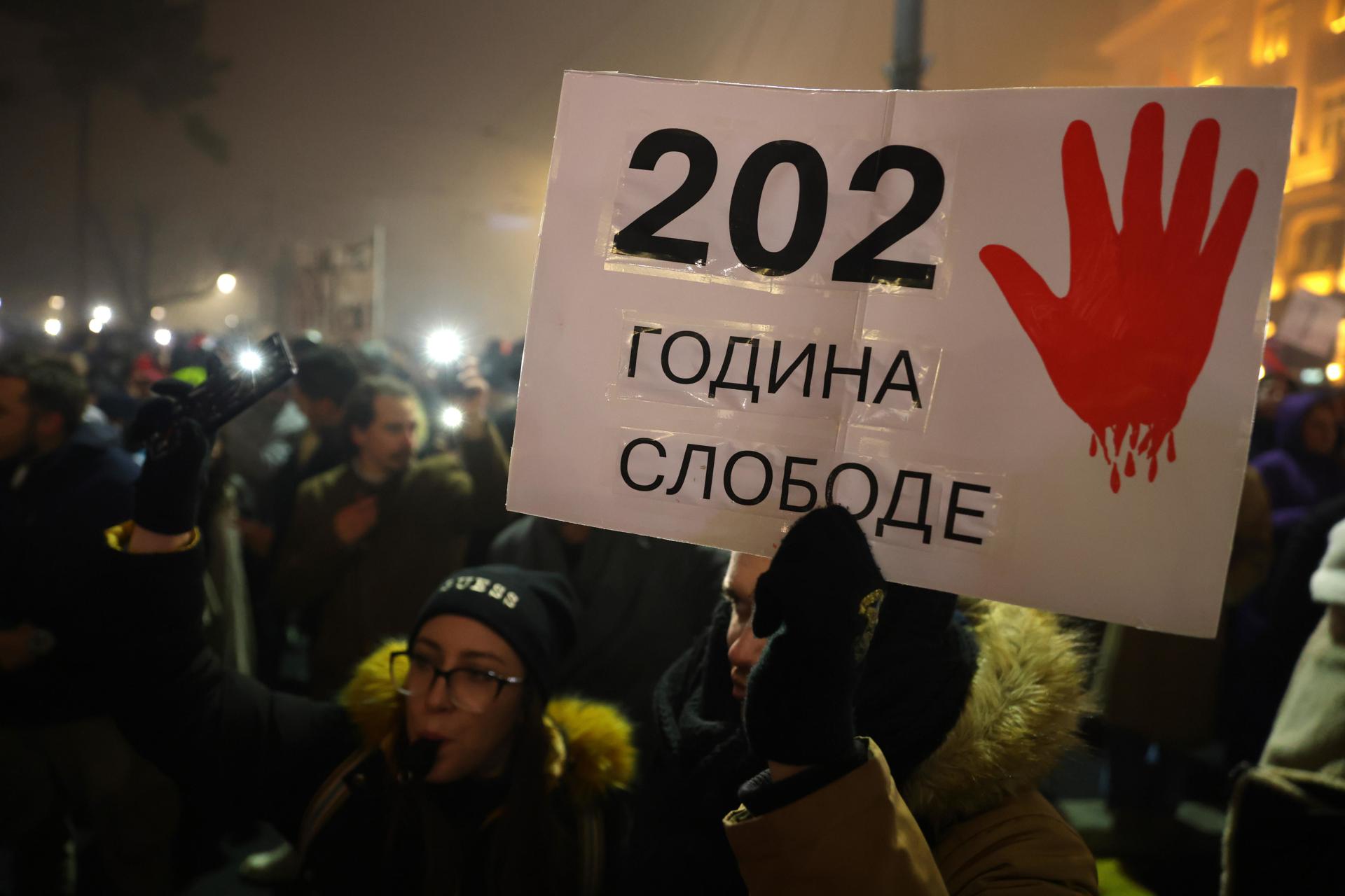 Manifestants serbis amb una pancarta que diu 2025, l'any de la llibertat