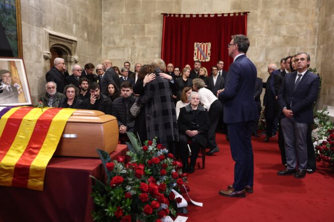 Centenars de persones acomiaden el president Francesc Antich al Consolat de Mar