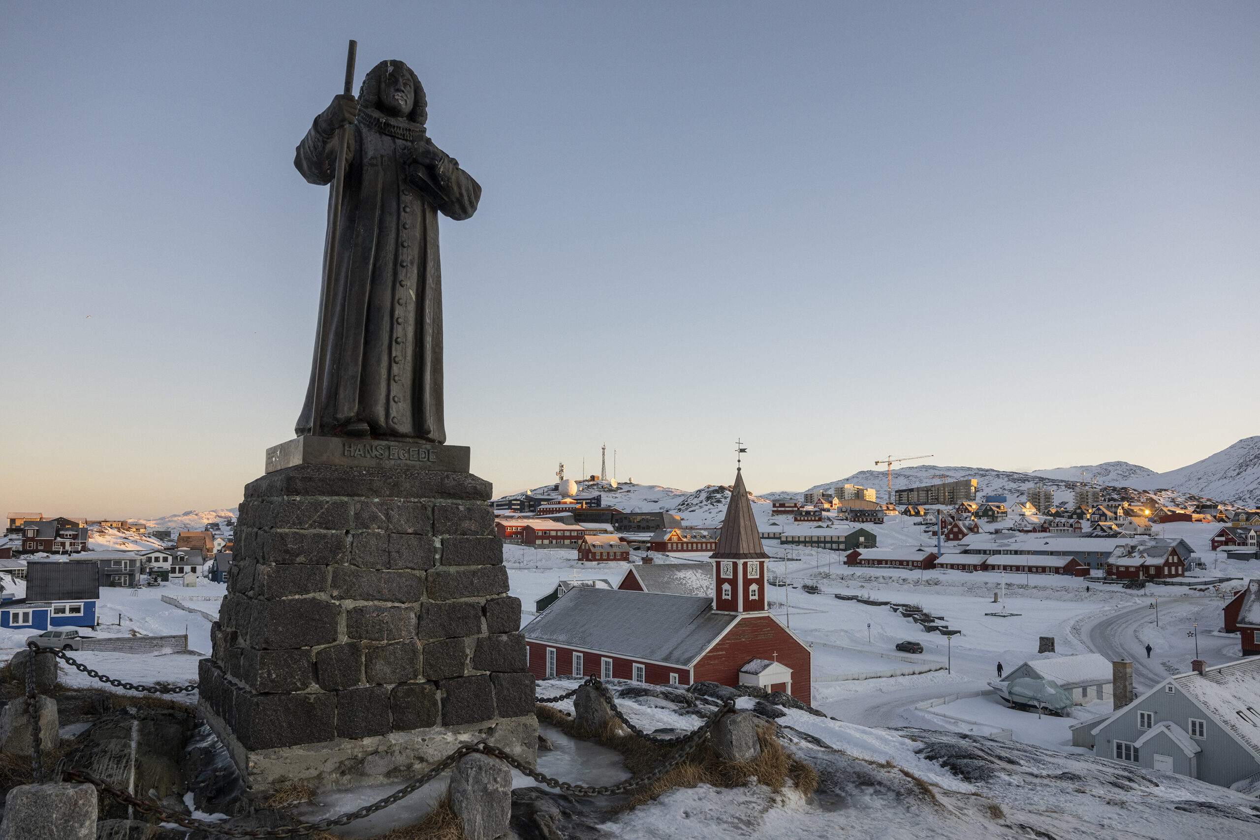 Estàtua a Nuuk, la capital de Grenlàndia, de Hans Egede, el missioner danès-noruec que fundà la ciutat (fotografia: Sebastien Van Malleghem/The Washington Post).