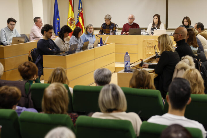 Un moment del ple de Paiporta (fotografia: EFE / Ana Escobar).