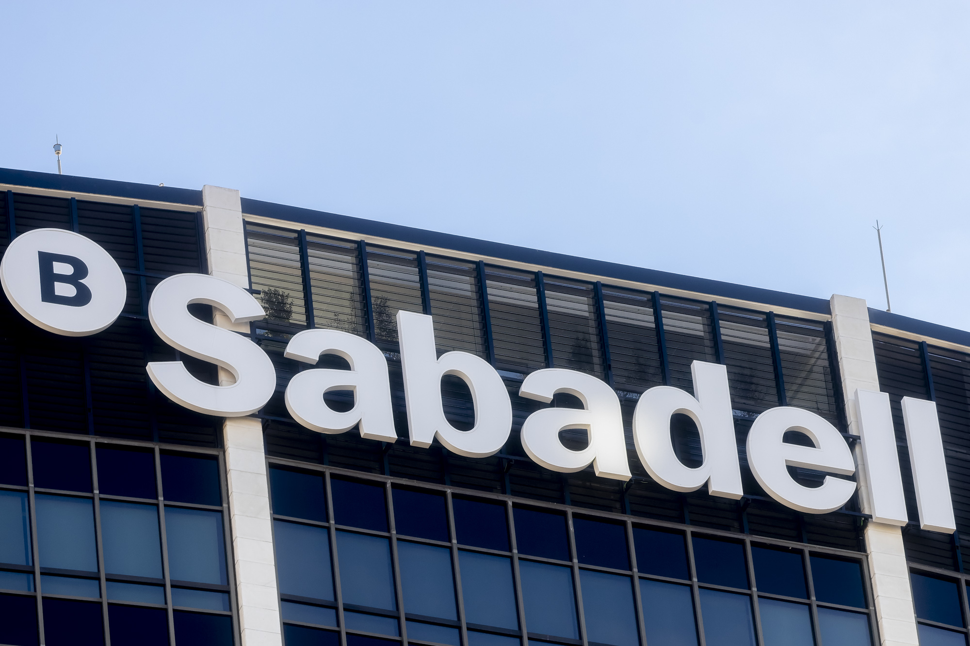 La UE expedienta Espanya per la intervenció del govern espanyol en l'OPA del Sabadell