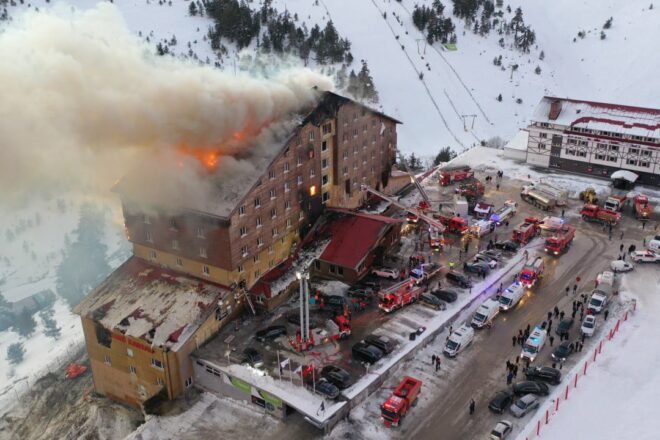 Seixanta-sis morts pel cap baix a Turquia en l’incendi d’un hotel en una estació d’esquí