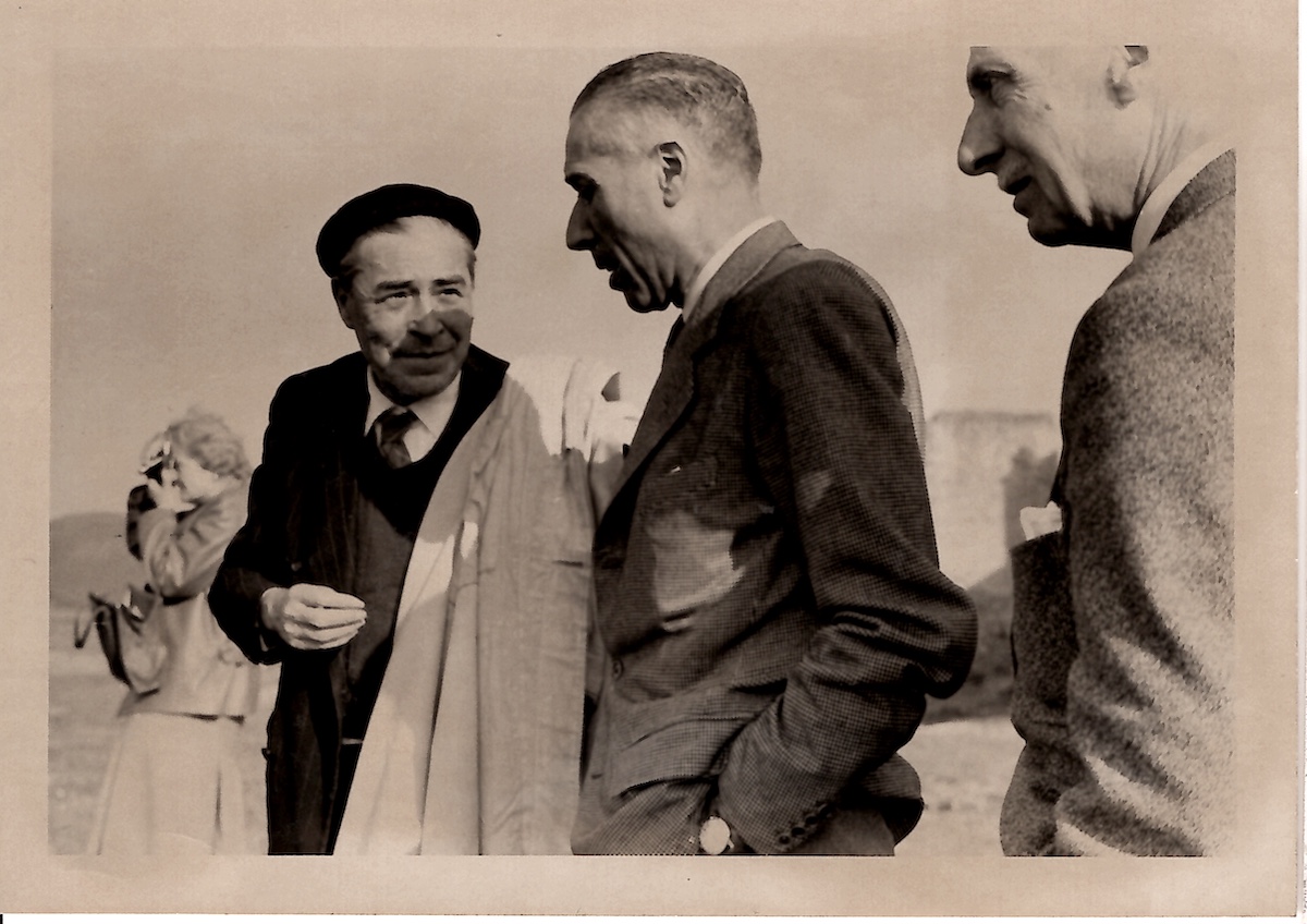 Autor desconegut. J. M. Cruzet i família durant una visita a Pals amb Josep Pla, 1957 (Fundació Josep Pla. Fons Editorial Selecta, col·lecció Cruzet-Borràs)