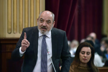El diputat de Vox Sergio Rodríguez a un ple del parlament (fotografia: EFE/Miquel A. Borràs).
